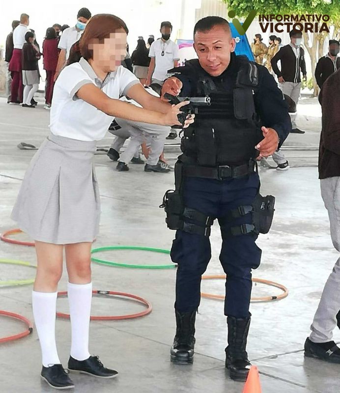Policías prestan ARMAS REALES a estudiantes en clases de prevenciones.