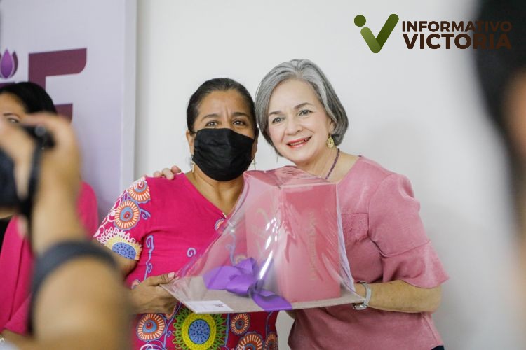 Entrega María de Villarreal 11 prótesis de mama a mujeres sobrevivientes de cáncer