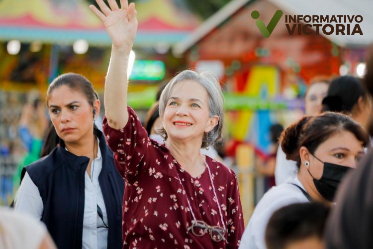 La doctora María de Villarreal y los niños de la Casa Hogar en la Feria Tamaulipas