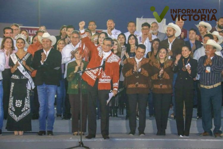 Dan bienvenida Lucy y Lalo a visitantes a la Feria Tamaulipas 2022.