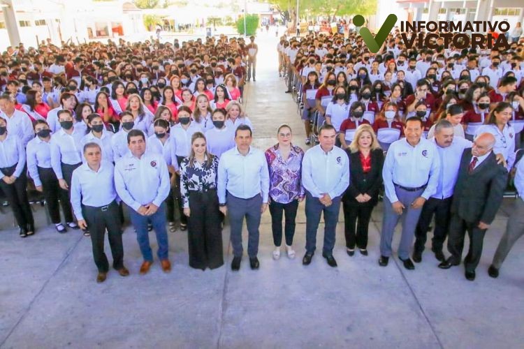 Asisten Lalo y Lucy al 34 aniversario del CBTIS 236.