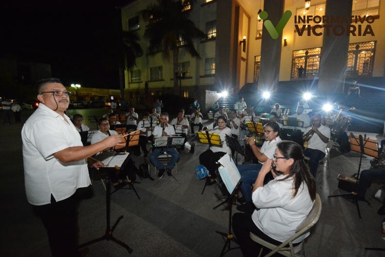 Amantes del danzón invitan a bailar al ritmo de la Banda de Música del Gobierno del Estado.