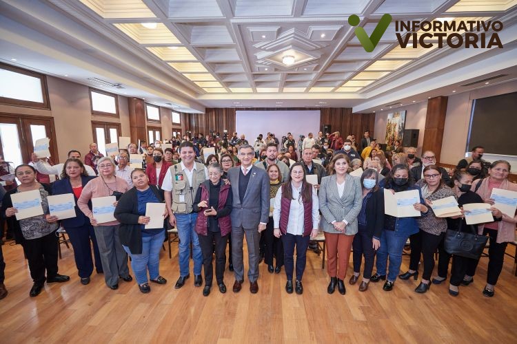 Se hace justicia; entrega gobernador adeudos a familiares de trabajadores de Educación