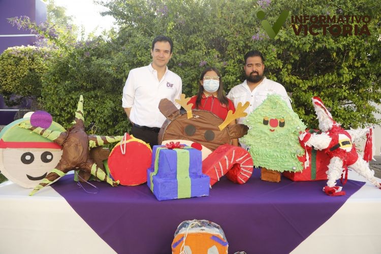 Alumnos de escuela primaria donan piñatas al DIF Tamaulipas.
