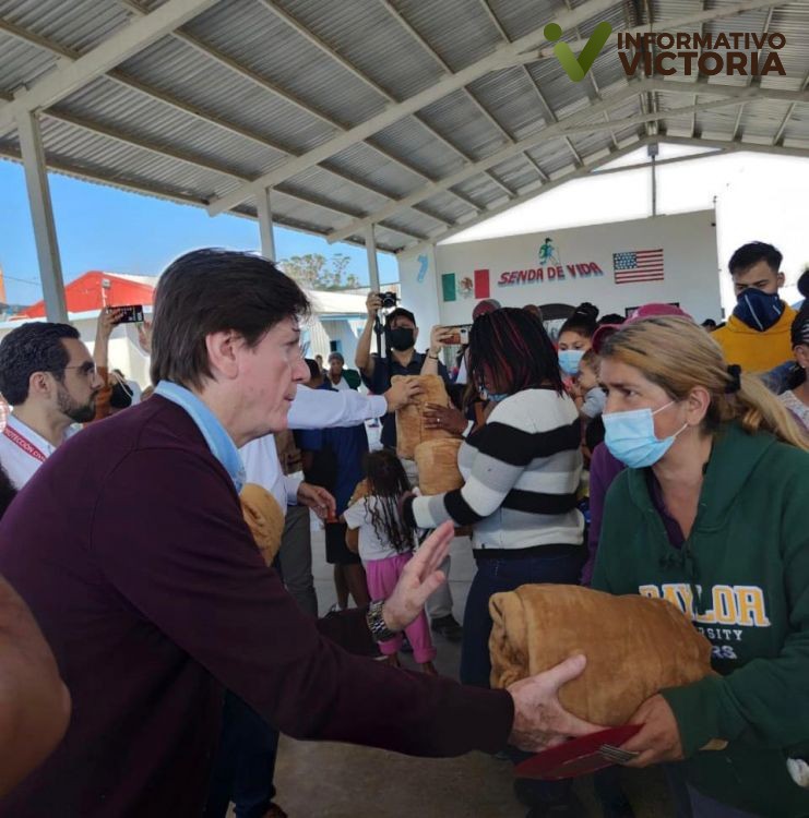 Secretaría de Salud da atención médica a migrantes y entrega cobertores.
