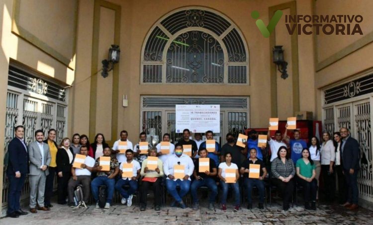 Secretaría del Trabajo entrega documentos a 16 personas para laborar legalmente en Canadá.
