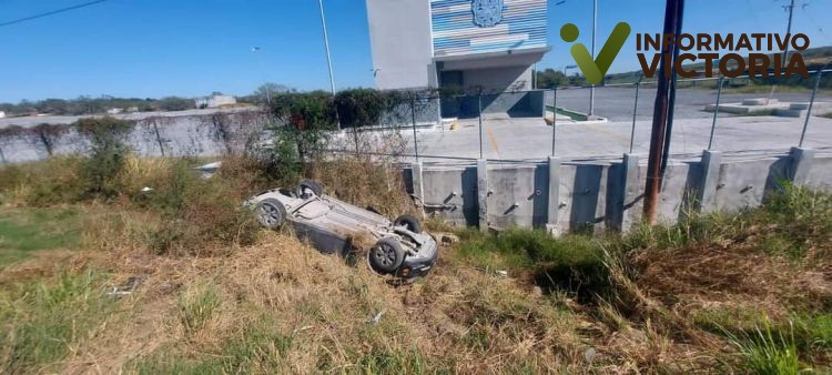 Choque entre automóvil y autobús deriva en volcadura.