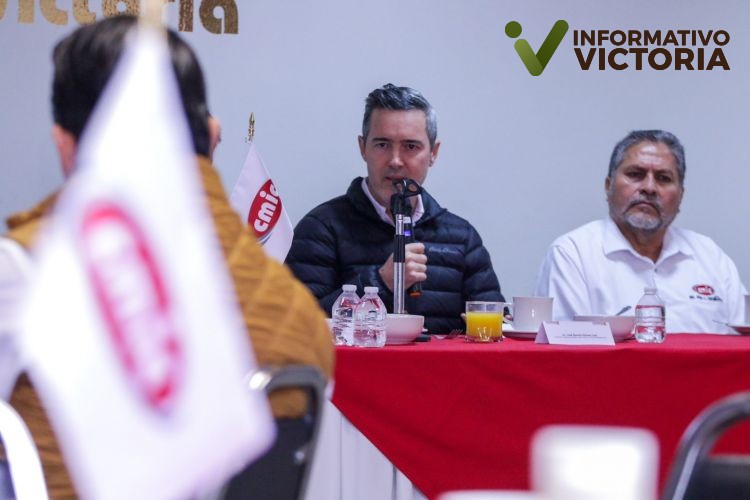 “JR” plantea ante empresarios capitalinos sus ejes de campaña.