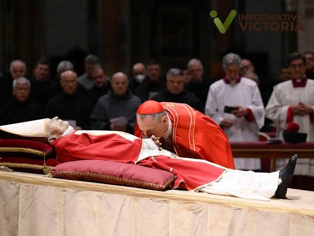Da papa Francisco la última bendición a Benedicto XVI.