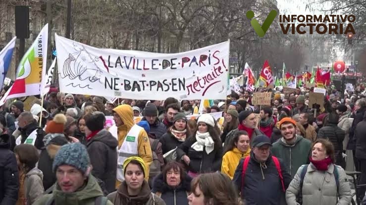 Protestan mujeres en Francia por reforma de pensiones de Macron.