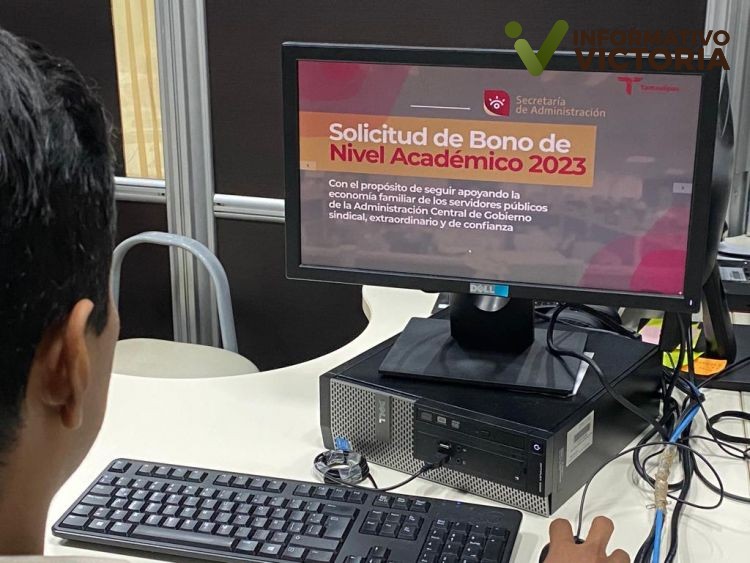 Entregan bonos por nivel académico a personal en el servicio público