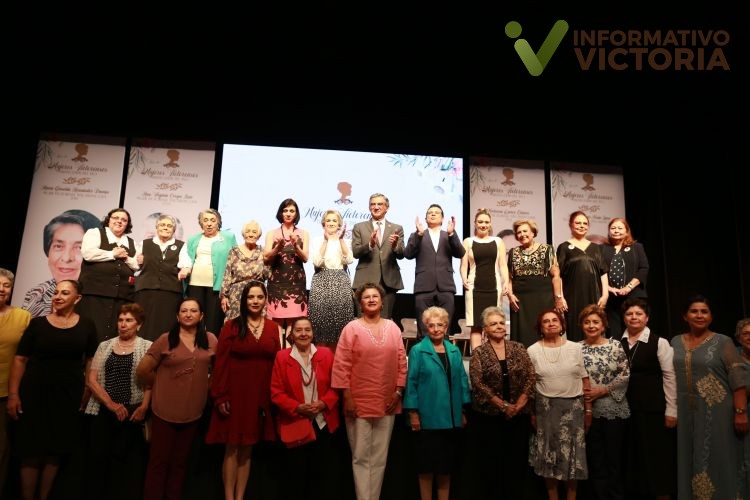 Entrega gobernador reconocimientos a mujeres victorenses distinguidas del año