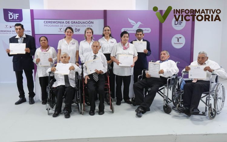 Se gradúan en educación básica residentes de Casa Hogar del Adulto Mayor