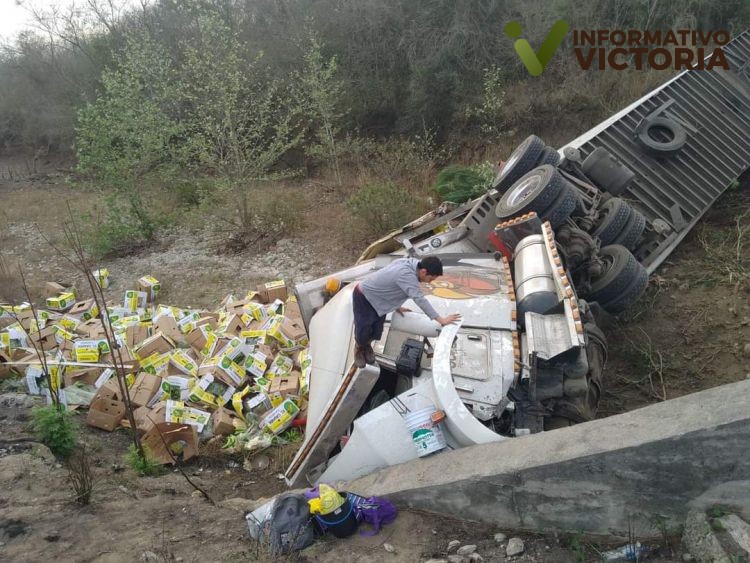 Guardia Estatal atiende volcadura de tractocamión que transportaba plátanos.