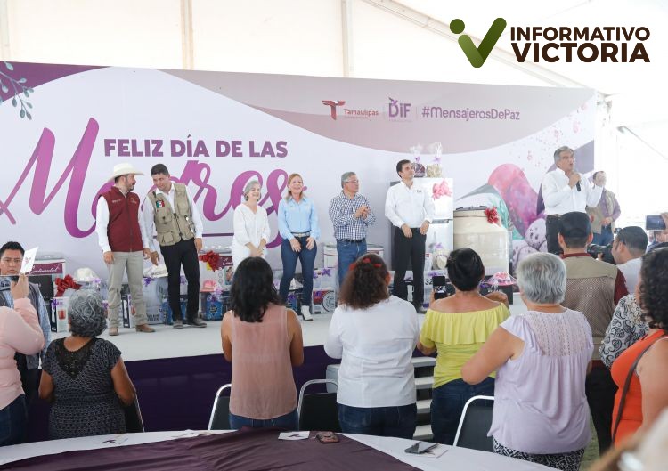 Consienten Américo y María a miles de mamás en su día