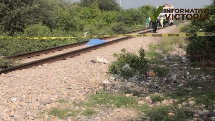 Lo arrastra tren por más de 15 metros…