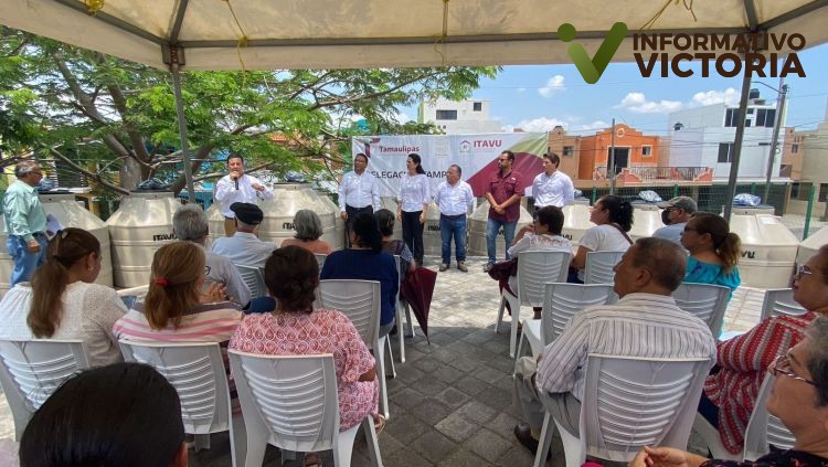 Entrega ITAVU tinacos a familias de Tampico