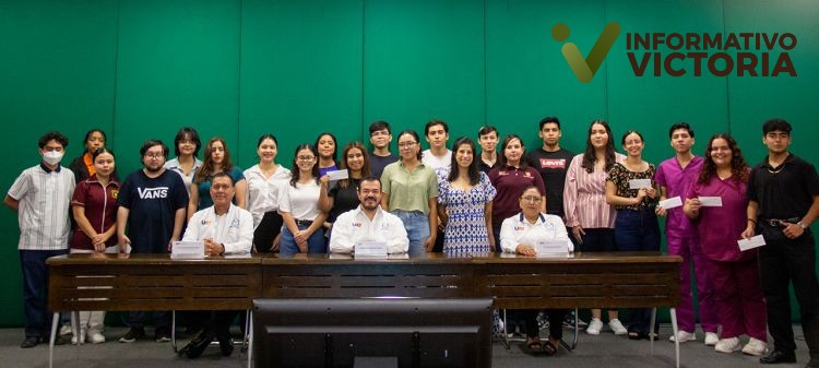 Entrega el rector becas a estudiantes hijos de docentes de la UAT