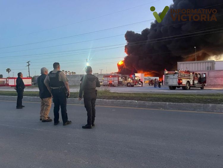 Atiende PC Tamaulipas incendio de pipas, al momento no se reportan lesionados