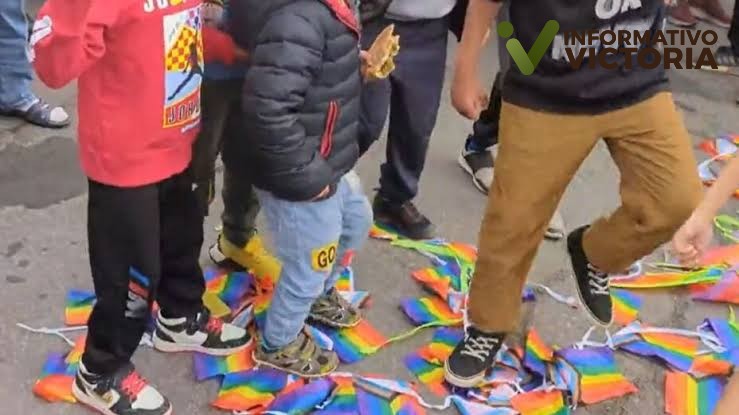 Niños musulmanes pisotean bandera del orgullo LGBT durante una protesta en Canadá