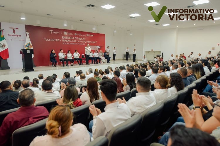 Reactiva gobernador entrega de becas y útiles escolares a estudiantes de nivel básico