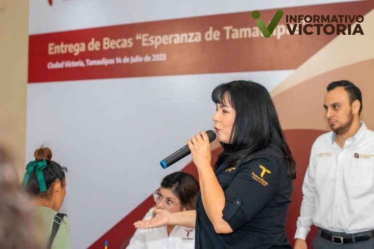 CEAV entrega becas con fines educativos