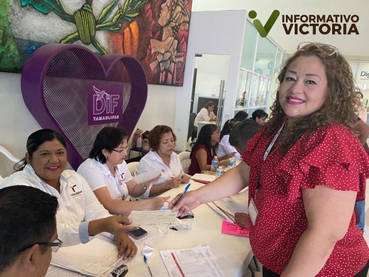 Reciben becas escolares personal del servicio público y sus hijos