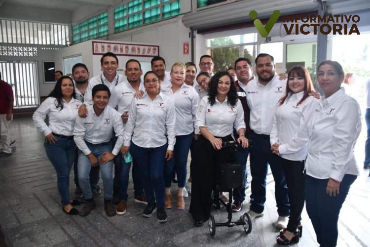 Secretaría del Trabajo brindará capacitación a trabajadores de Comapa Zona Sur   -Se trabaja bajo la visión del gobernador Américo Villarreal Anaya de respetar los derechos laborales de todas y todos los trabajadores: Olga Sosa Ruíz  STR-105-2023 Julio 19 de 2023  Tampico, Tamaulipas.- La secretaria del Trabajo y Previsión Social sostuvo una reunión institucional con funcionarios de Comapa Zona Sur, para fortalecer la relación entre empresa y sindicato toda vez que lograron un acuerdo laboral que ha propiciado la armonía laboral al restituir derechos e impulsar una mejora salarial.   Olga Patricia Sosa Ruíz fue recibida por el gerente comercial Francisco José González Casanova, quién señaló que se lleva una excelente relación con el sindicato que dirige Cristina Esqueda y que ha permitido devolver la armonía laboral a esta empresa integrada por mil 200 empleados de los cuales 850 son sindicalizados, incluyendo a los pensionados, que mucho aportaron en Comapa y nuevamente son atendidas sus necesidades referentes a los derechos laborales generados durante el tiempo que estuvieron activos.   «Hoy Comapa es un ejemplo de que con Américo Villarreal Anaya en Tamaulipas sí se trabaja, respetando los derechos de la plantilla laboral, gracias a la colaboración de la secretaria general del sindicato Cristina Esqueda, quien trabaja de la mano con Francisco González de Comapa y el Gobierno del Estado» dijo la secretaria Olga Sosa Ruíz.   La funcionaria estatal junto con el gerente, acordó brindar cursos de capacitación y actualización que dará la Secretaría del Trabajo del gobierno de Tamaulipas.   En el encuentro, participaron el gerente comercial, Alejandro Fernández Marcos; el gerente técnico, Rogelio Ontiveros Arredondo; la gerente de Proyectos Estratégicos Leticia Solís; el coordinador general comercial, Luis Humberto Luna, así como Jonathan Ruíz Alvarez coordinador de Recursos Humanos y el gerente de Administración y Finanzas, Sergio Luis Villarreal Brictson, quienes coincidieron en que las relaciones laborales armoniosas se basan en el respeto a los derechos de todas las y los trabajadores sindicalizados y de confianza, donde la Secretaría del Trabajo ha tendido puentes de entendimiento y respeto, que en anteriores administraciones no había, por lo que por primera vez en años, se trabaja con confianza y paz laboral.  Por su parte, la secretaria del Trabajo y Previsión Social, destacó que Comapa abra la puerta a la inserción laboral de personas con discapacidad, tercera edad y pertenecientes a la comunidad LBTTTIQ+, lo que va de la mano con la atención que se brinda a este sector poblacional a través del Módulo de Atención Accesible a cargo de Jorge Jesús Jiménez Cuéllar, quien encabeza un programa piloto que se estará implementando en el resto del estado, tal como se realiza por parte del Servicio Nacional del Empleo con «Abriendo Espacios» donde personas con algún tipo de discapacidad buscan oportunidades laborales y tienen a su cargo la atención de personas en esta condición, con un servicio digno y de respeto a sus derechos.