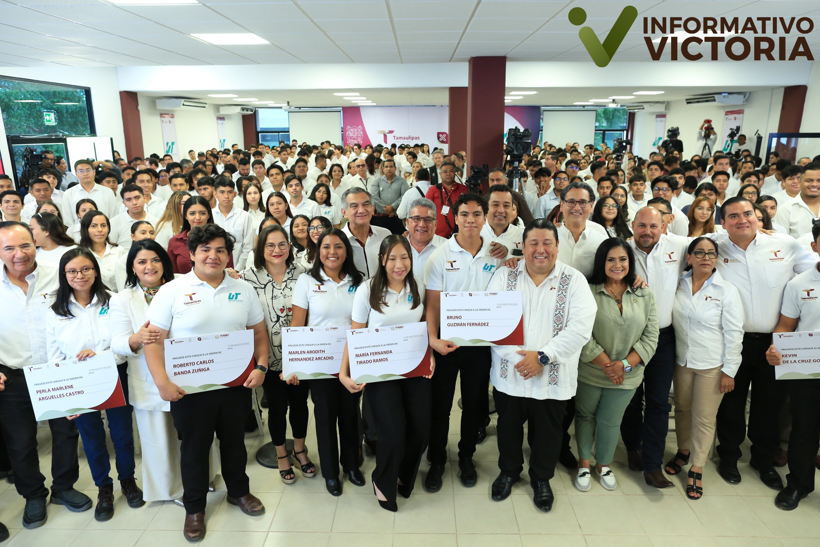 Entrega Américo Villarreal becas en la Universidad Tecnológica de Altamira