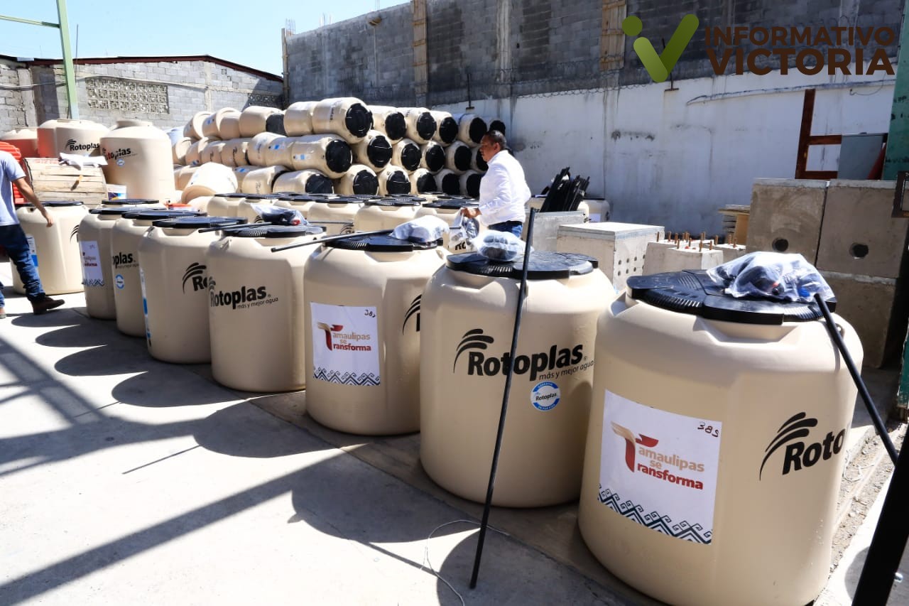 Familias victorenses reciben tinacos de parte del gobernador