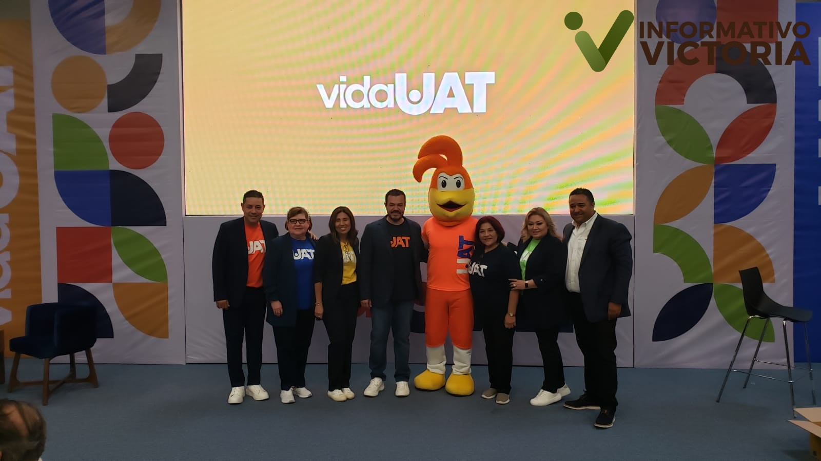 Rector presenta Vida UAT a estudiantes de Nuevo Laredo
