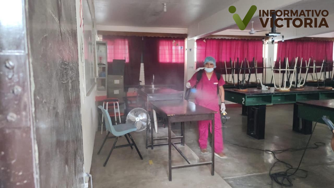 Mesil y Jorge «Tico» García sanitizan escuelas de forma gratuita. 