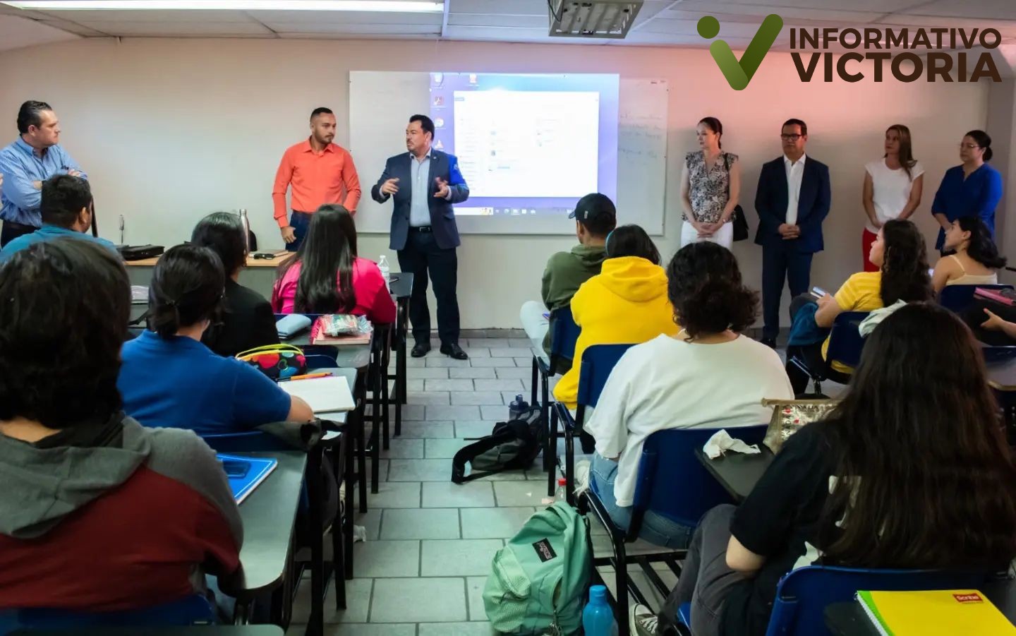 Maestro de universidad colombiana imparte clases en la Facultad de Derecho UAT Victoria