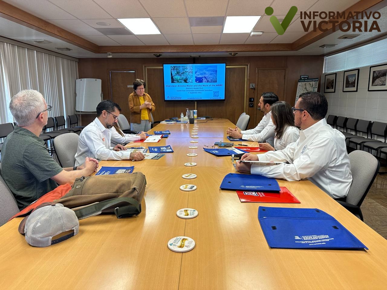 El rector de la Universidad Autónoma de Tamaulipas (UAT), C. P. Guillermo Mendoza Cavazos, visitó la Universidad de Arizona, en Estados Unidos, donde desarrolló una agenda de trabajo en la que se destaca la firma de un acuerdo para impulsar el Doctorado en Una Sola Salud, además de promover el intercambio académico y de investigación. Como parte de su visita, en la ciudad de Tucson, el rector Guillermo Mendoza firmó el Memorando de Acuerdo Internacional (IMOA) con el presidente de la Universidad de Arizona, Robert C. Robbins, ante la asistencia de la Dra. Iman Hakim, decana de la Facultad de Salud Pública Mel & Enid Zuckerman. El rector de la UAT acudió acompañado de la secretaria de Investigación y Posgrado, Dra. Mariana Zerón Félix; el director de la Facultad de Medicina Veterinaria y Zootecnia (FMVZ), Dr. Flaviano Benavides González; y la jefa de Estudios de Posgrado e Investigación de la FMVZ, Dra. María de la Luz Vázquez Sauceda.  Tras el acuerdo, el contador público Mendoza Cavazos destacó la oportunidad de afianzar los lazos de colaboración con la institución norteamericana y de explorar otras áreas que consoliden el intercambio y desarrollo de proyectos académicos y científicos. Antes del acuerdo de cooperación se desarrolló una amplia agenda con el concepto de Una Sola Salud, y en ese sentido, se programaron reuniones de trabajo y recorridos por instalaciones de la Universidad de Arizona, entre las que se destacan la Estación Experimental del Sur de Arizona, específicamente la División de Agricultura, Ciencias Biológicas y Veterinarias.  También visitaron espacios de enseñanza e investigación en temas de salud, como el área de Prevención y Control del Cáncer, la Facultad de Medicina Veterinaria, el Instituto de Salud Global, la Facultad de Salud Pública y el área de Ciencias Veterinarias y Extensión Cooperativa. En ese contexto, se puso de relieve la cooperación que se ha establecido y que nace de la vinculación de la UAT con la Comisión de Salud Fronteriza México – Estados Unidos, que abrió la pauta para que la Universidad de Arizona trabaje con la máxima casa de estudios de Tamaulipas en el proyecto de Doctorado en Una Sola Salud que se imparte a través de la Facultad de Medicina Veterinaria y Zootecnia de la UAT. Se destacó que el doctorado se ofrece a partir de agosto de 2023 y surge del interés por abordar y dar solución a problemas de salud de alto impacto en tres vertientes: salud humana, salud animal y salud ambiental.   A través de este programa, que ya está colocado en el Sistema Nacional de Posgrados de Calidad del CONAHCYT, se pretende trabajar de forma eficaz y coordinada la prevención, control, gestión y comunicación de los riesgos sanitarios, así como de las amenazas biológicas.   Al egresar, los profesionales obtendrán una certificación que les facilitará expandir sus oportunidades en otros países, pues estarán calificados para estudiar la intersección entre humanos, animales y sus respectivos entornos para resolver enfermedades complejas y problemas de salud pública.     De igual manera, el Doctorado en Una Sola Salud permitirá a sus estudiantes participar en proyectos científicos con la Universidad de Arizona y con la Universidad de Texas, Estados Unidos, entre los cuales se destaca estudiar procesos de contaminación de peces, monitorear la sanidad animal, el cambio climático y el impacto que tienen las poblaciones al consumir esas especies acuáticas.