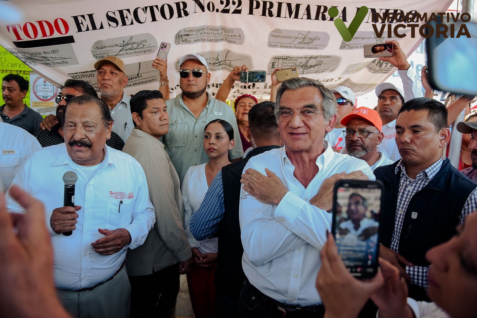 Américo acude a dialogar con las y los maestros; les pide reanudar las clases