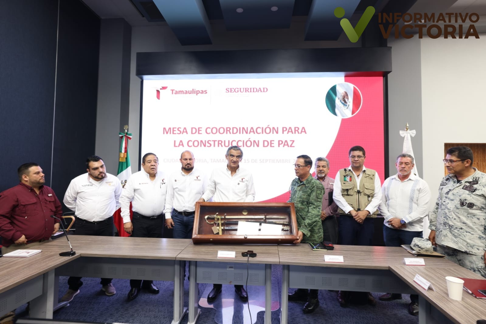 Mandos militares entregan a gobernador de Tamaulipas espada de mando de general