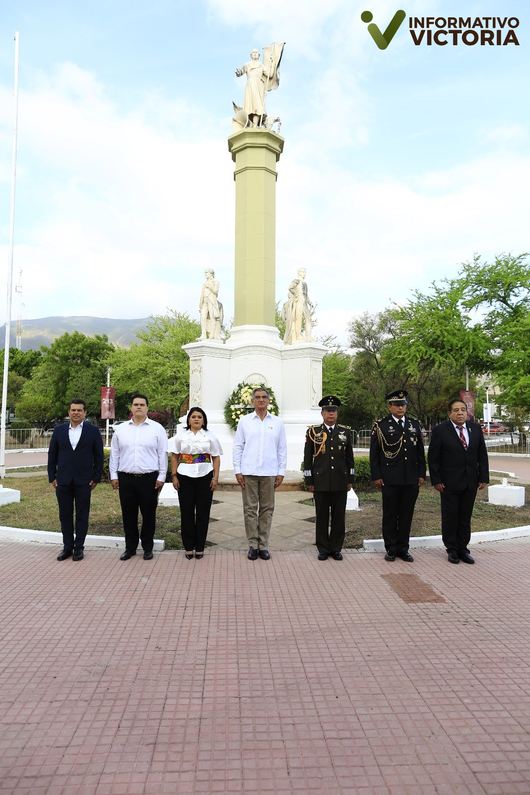 Deposita Gobernador ofrenda floral en honor a los héroes de la independencia