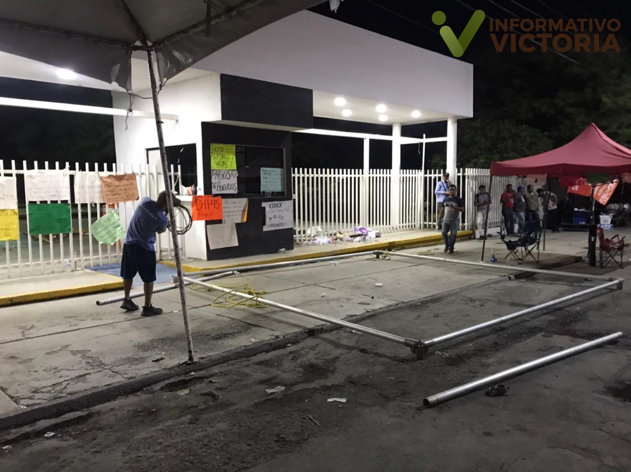 Entre abucheos al Profe Arnulfo maestros levantan plantón