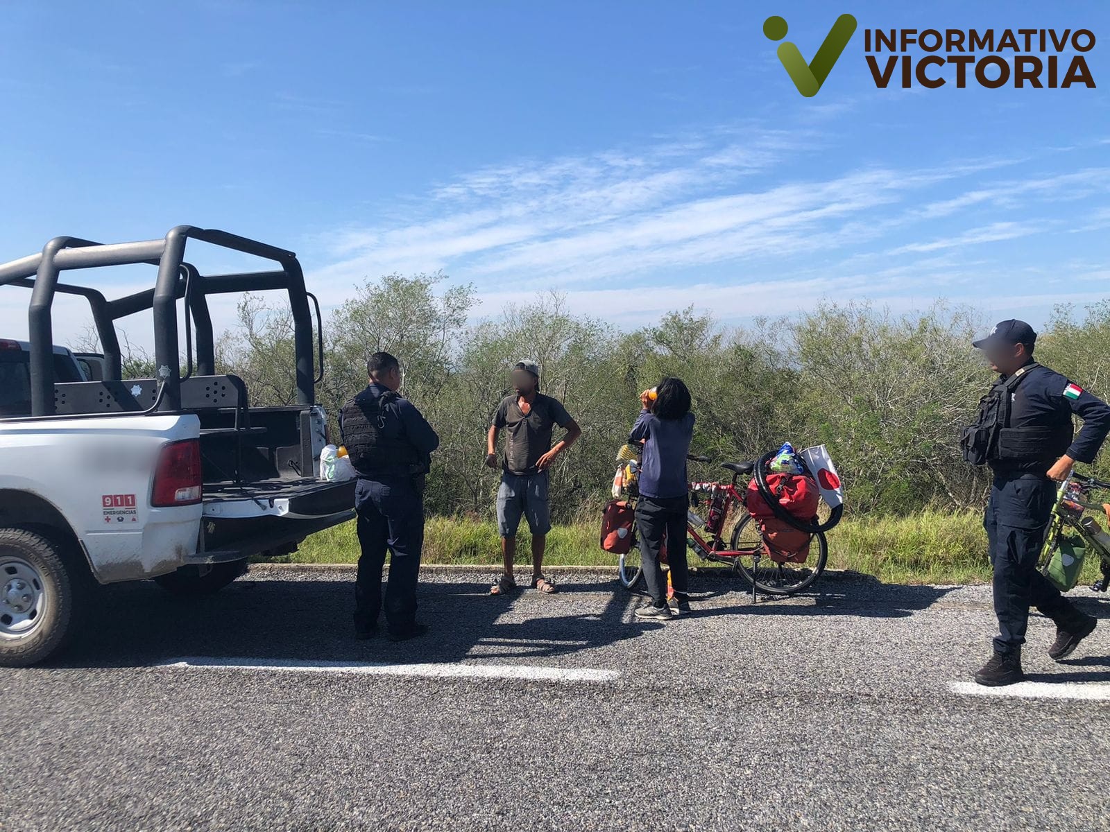 Guardia Estatal apoya con hidratación, comida y seguridad a cicloviajeros japoneses
