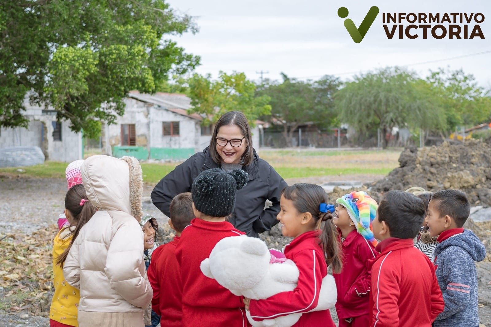 Visita secretaria de Educación escuelas para supervisar obras de infraestructura y dialogar con docentes