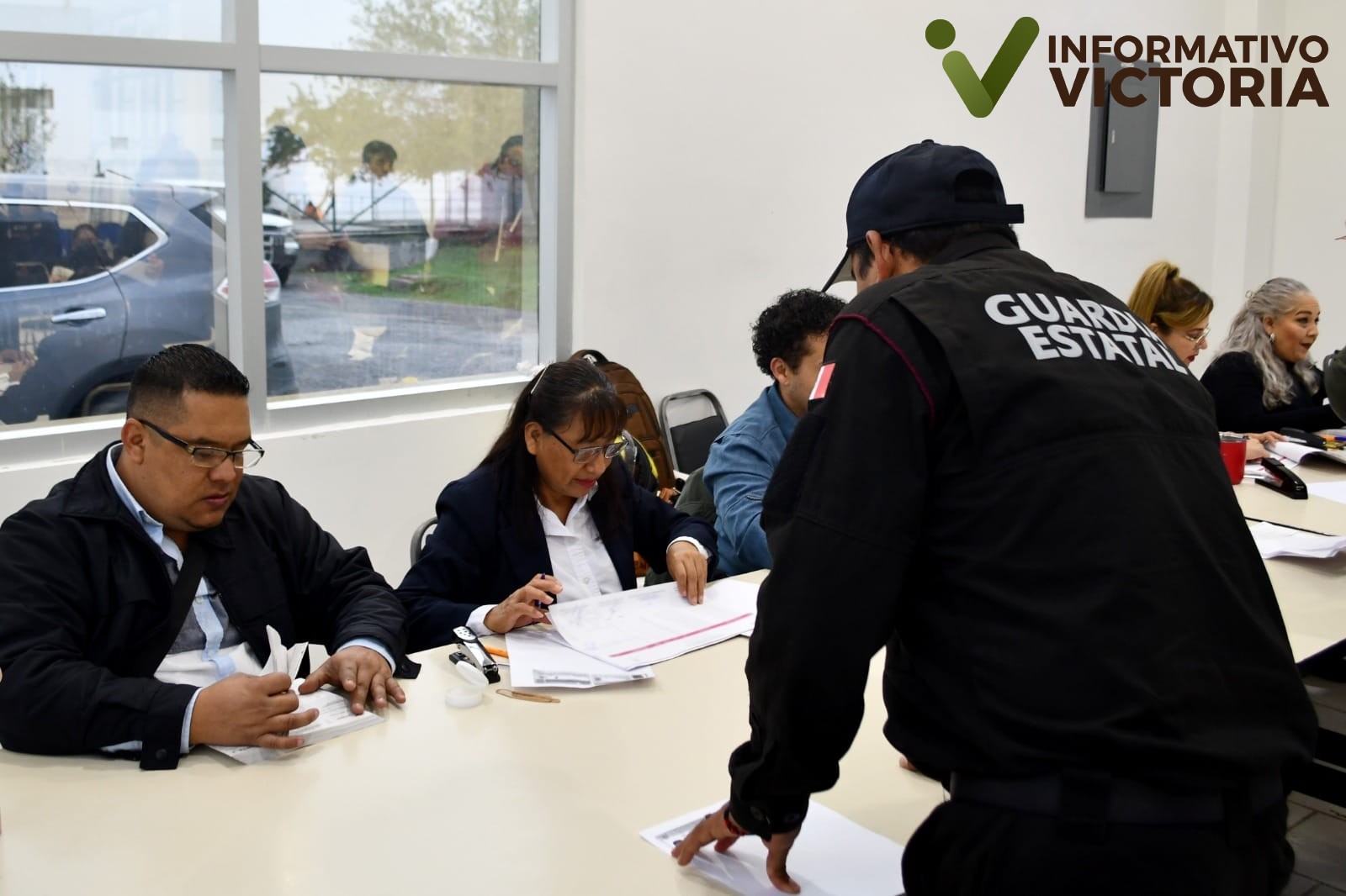 Guardia Estatal y personal de la SSPT reciben becas estatales