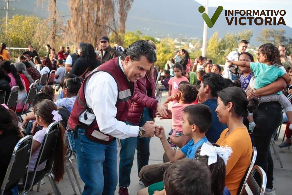 Festejan Lucy y Lalo Día de Reyes con líderes y sus familias.