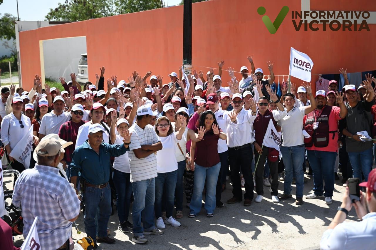 Reciben Olga Sosa y JR, respaldo de comerciantes en mercado rodante de Soto La Marina.