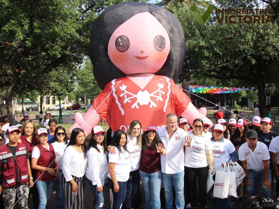 Olga Sosa y Carlos Canturosas, recorren calles de Nuevo Laredo llevando el mensaje de Claudia Sheinbaum