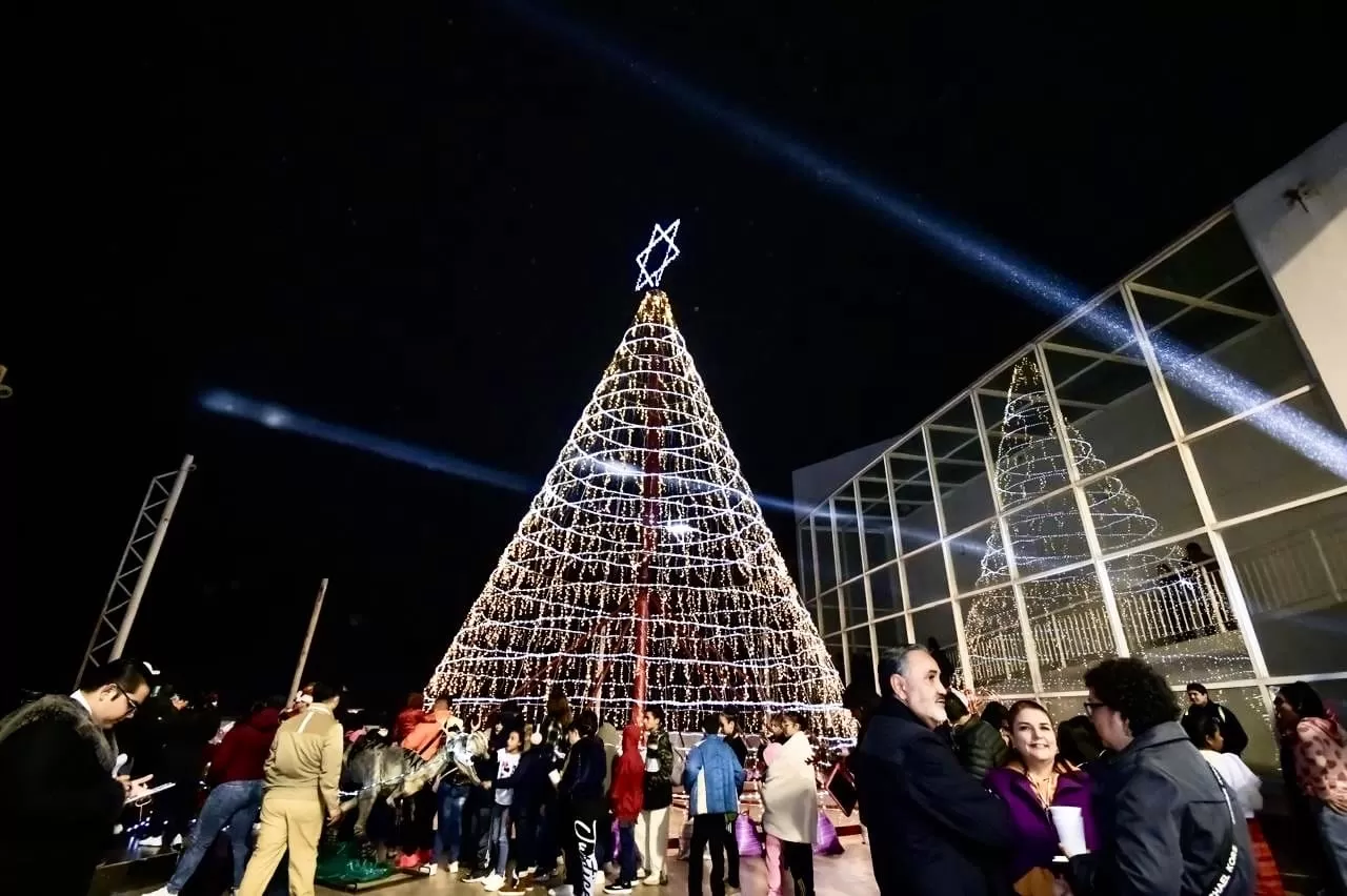 Encienden pino navideño en el Museo Tamux