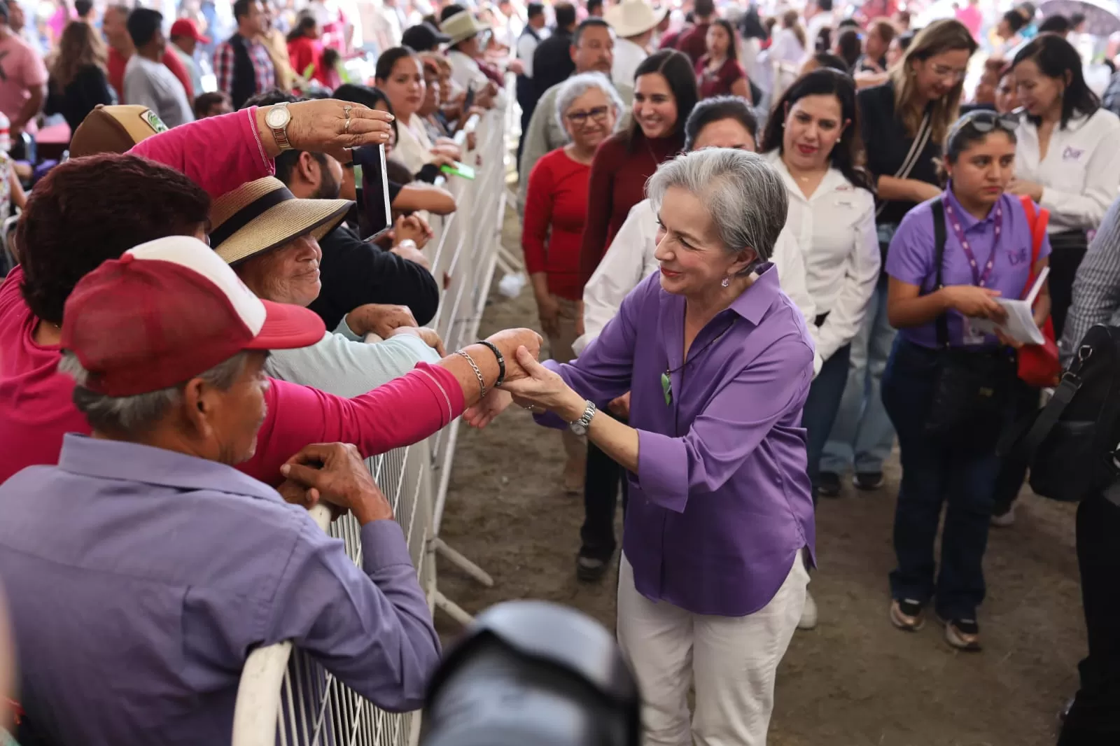 Llevan Américo y María de Villarreal la brigada navideña “Transformando Familias” a la zona cañera