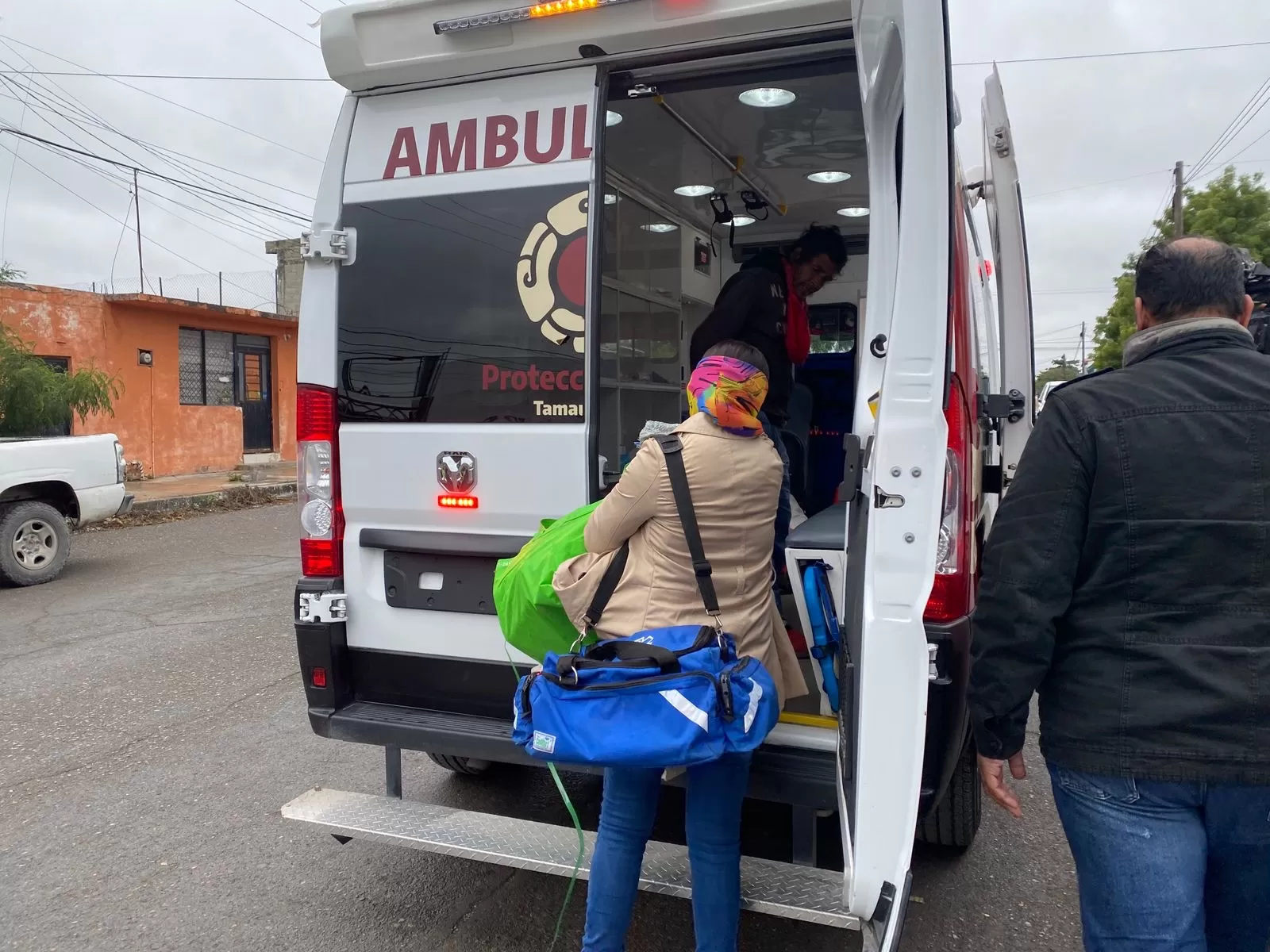 Protección Civil atiende a persona con herida en carretera rumbo a Llera