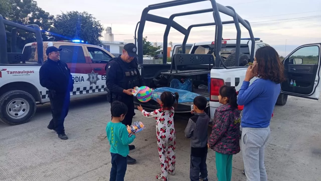 Guardia Estatal obsequia juguetes y dulces a menores de Ciudad Victoria