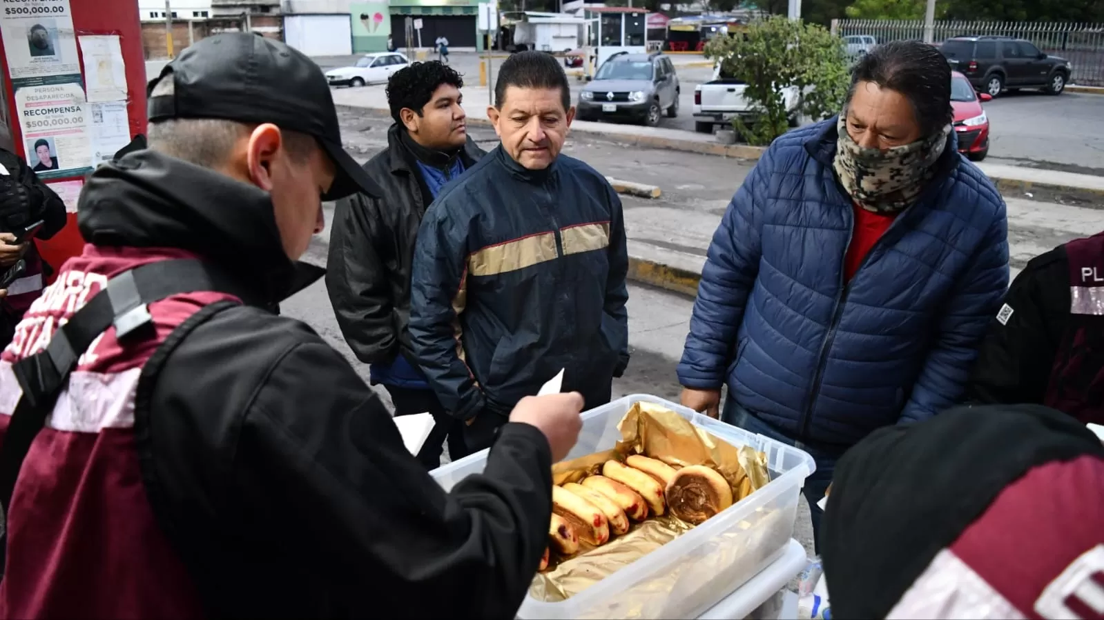 Apoya Guardia Estatal de Género con alimentos y bebidas calientes a viajeros