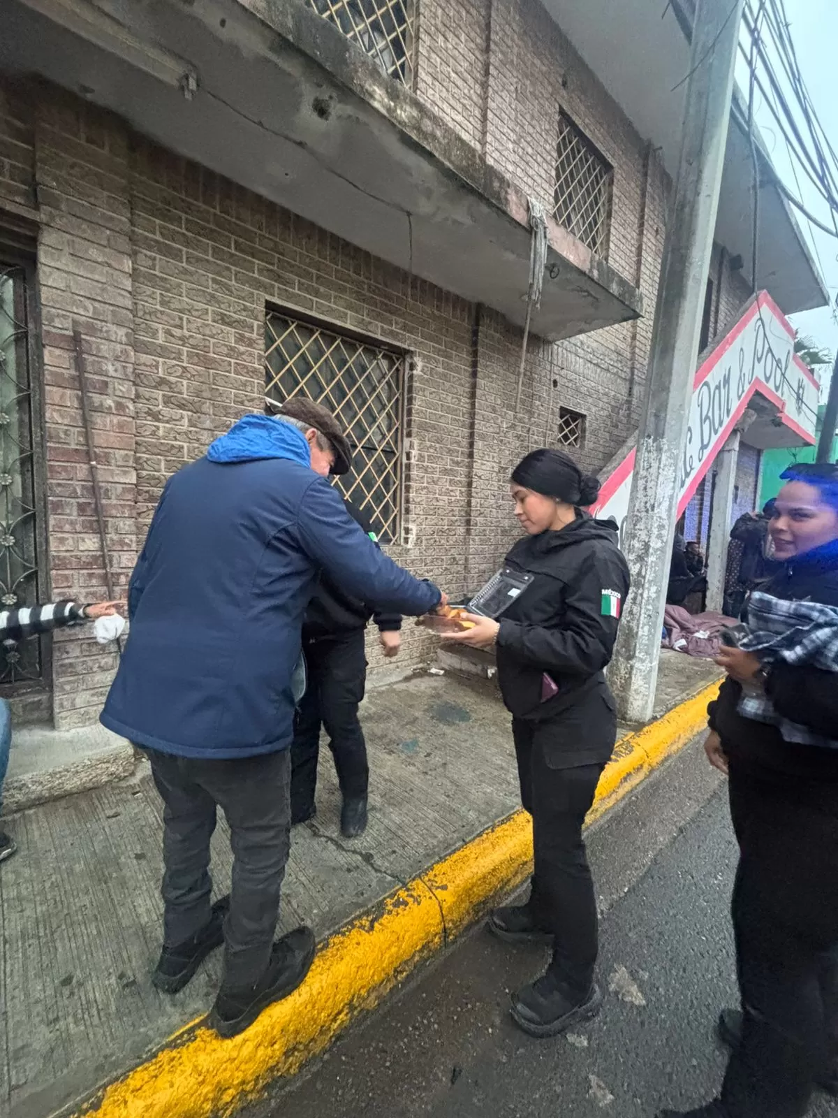 Entrega Guardia Estatal de Género cobijas y alimentos en Reynosa